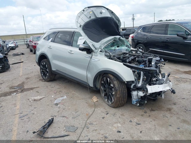 Salvage Kia Sorento Image