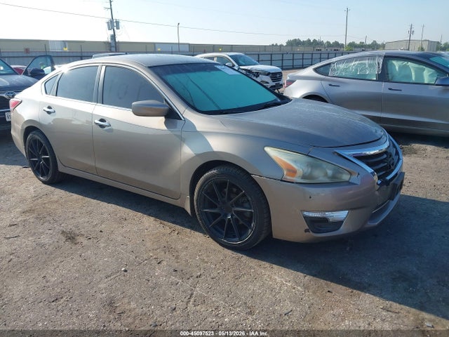 Salvage Nissan Altima Image