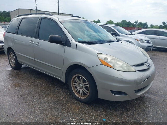 Salvage Toyota Sienna Image