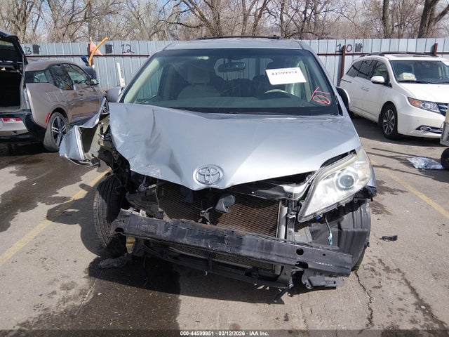 Toyota Sienna Le V6