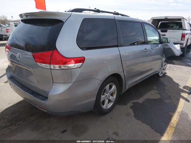 Toyota Sienna Le V6