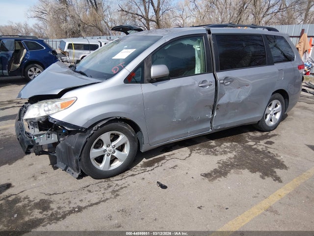 Toyota Sienna Le V6