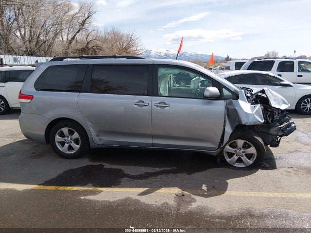 Toyota Sienna Le V6