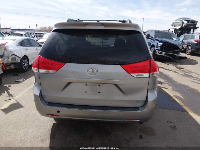 Toyota Sienna Le V6