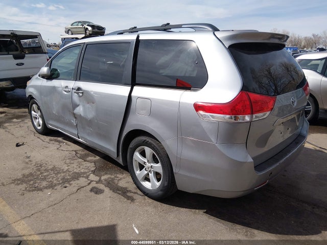 Toyota Sienna Le V6
