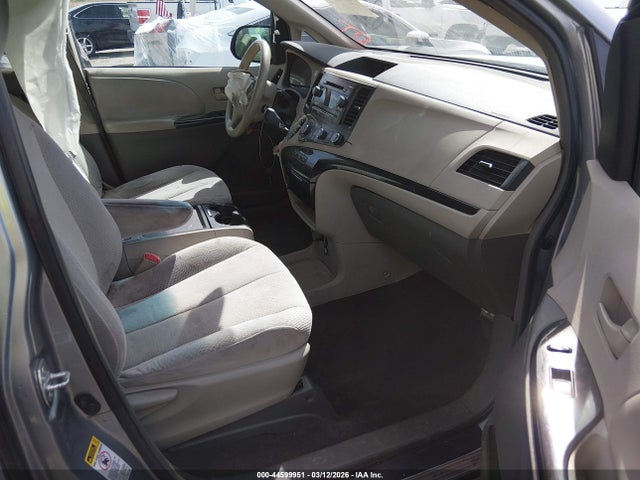 Toyota Sienna Le V6