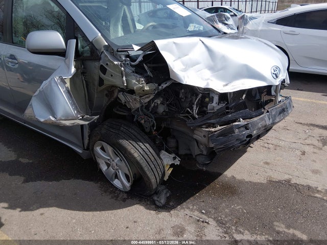Toyota Sienna Le V6
