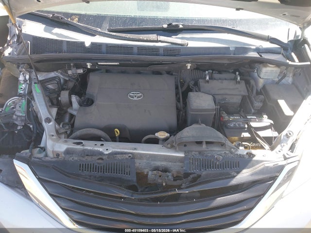 Toyota Sienna Le V6 8 Passenger