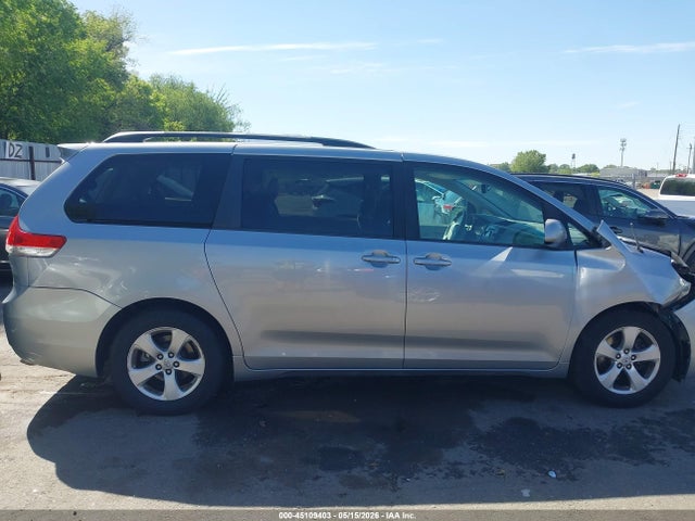 Toyota Sienna Le V6 8 Passenger