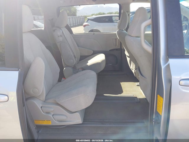 Toyota Sienna Le V6 8 Passenger