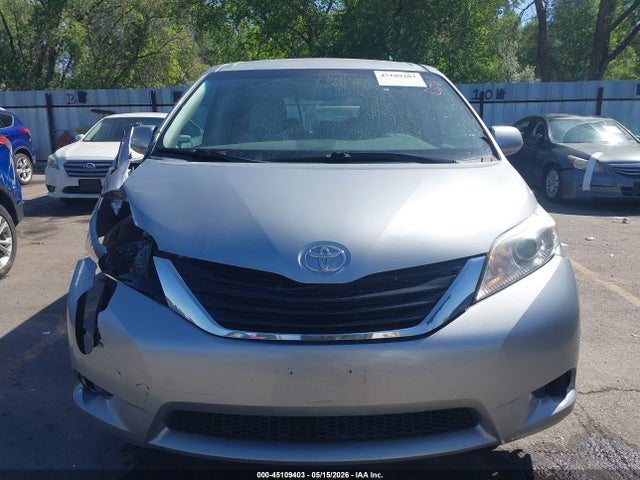 Toyota Sienna Le V6 8 Passenger
