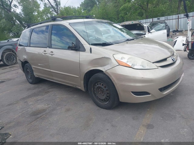 Salvage Toyota Sienna Image