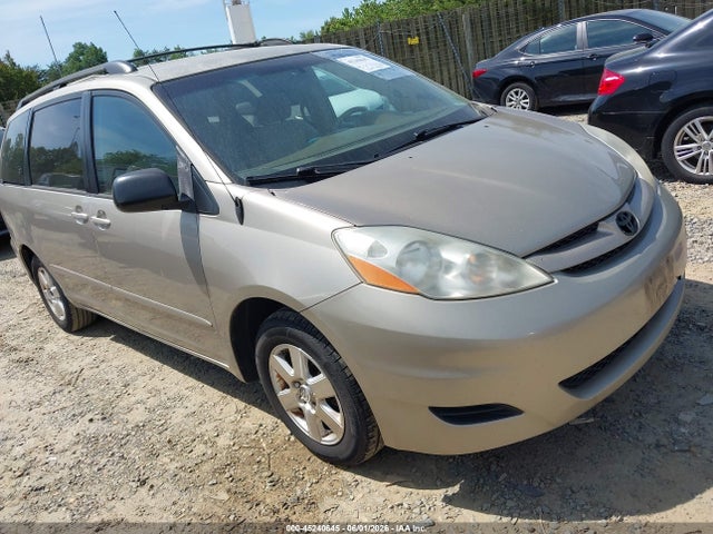 Salvage Toyota Sienna Image