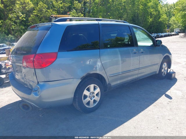 Toyota Sienna Le