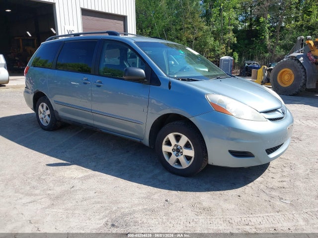 Salvage Toyota Sienna Image