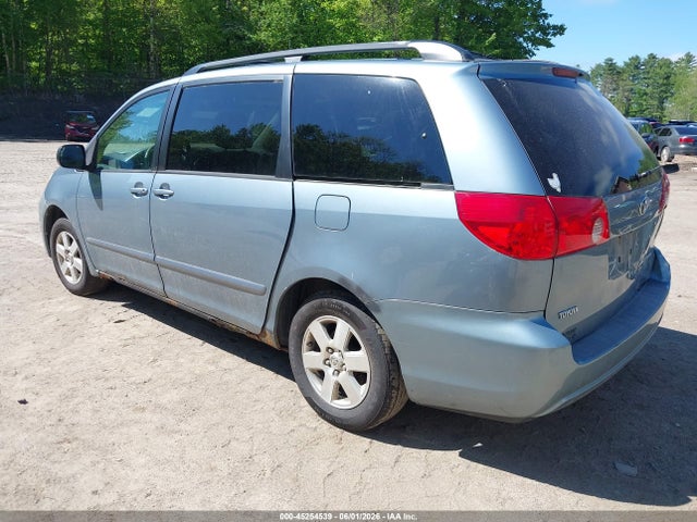 Toyota Sienna Le