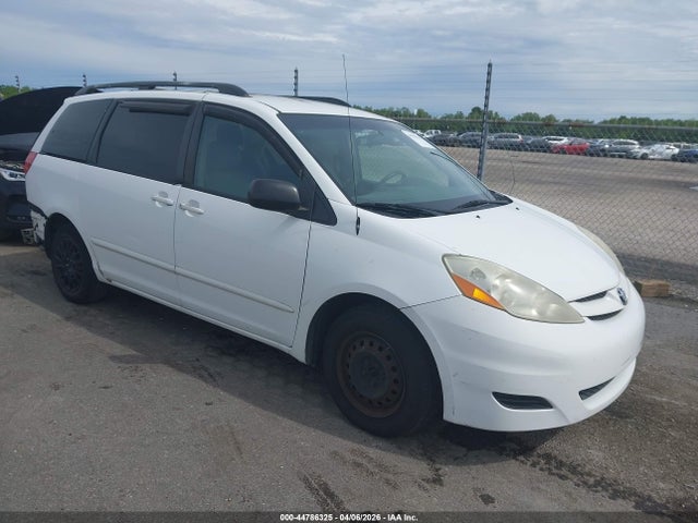 Salvage Toyota Sienna Image