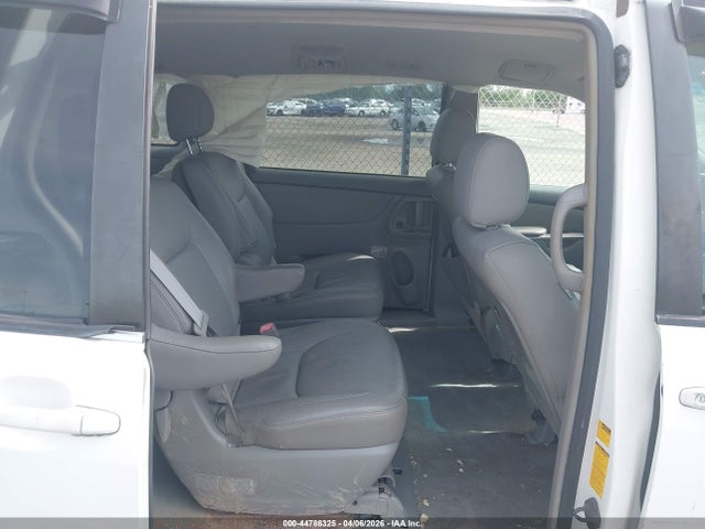Toyota Sienna Le