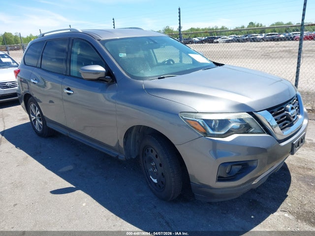 Salvage Nissan Pathfinder Image