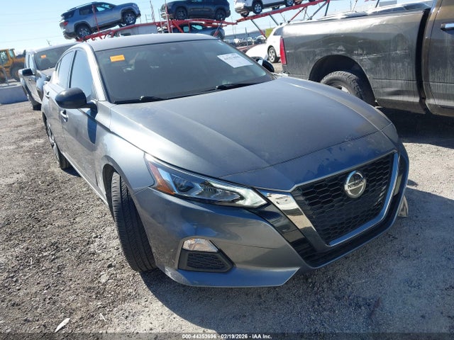 Salvage Nissan Altima Image