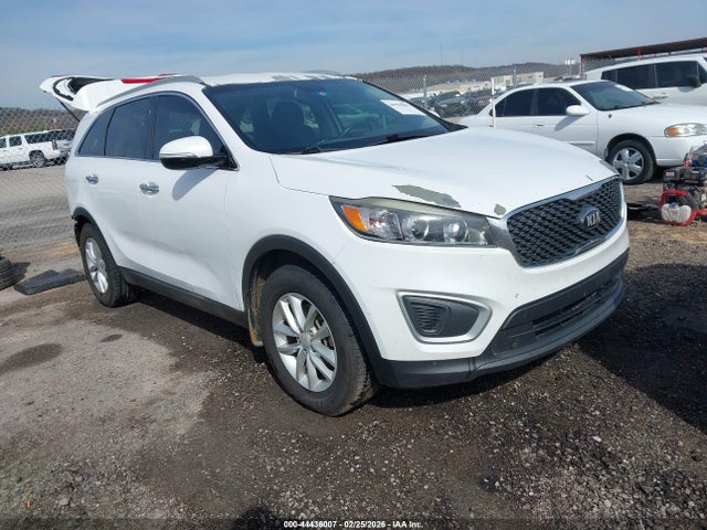 Salvage Kia Sorento Image