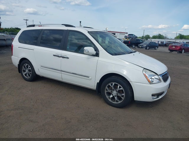 Salvage Kia Sedona Image