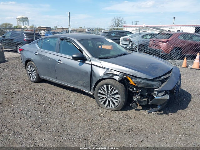 Salvage Nissan Altima Image