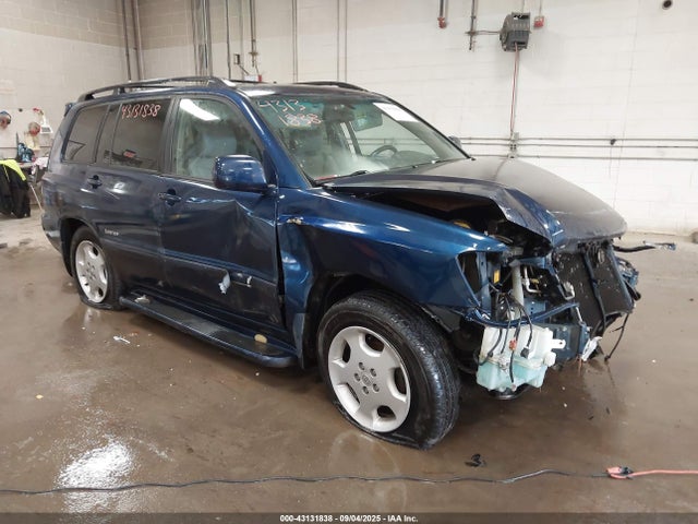 Salvage Toyota Highlander Image