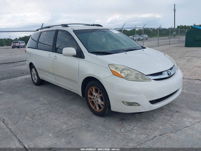 Salvage Toyota Sienna Image