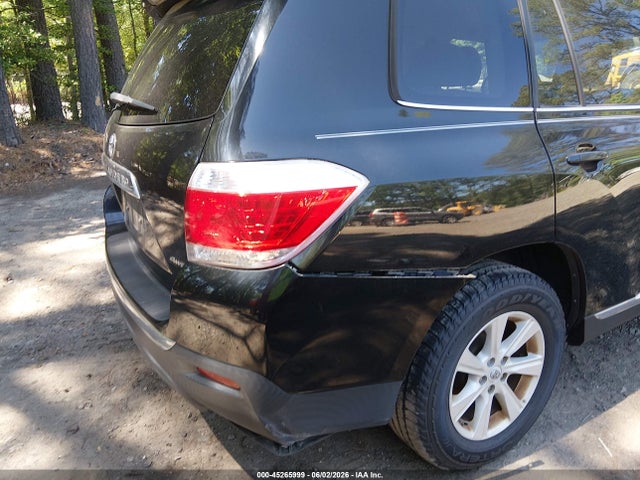 Toyota Highlander Base V6