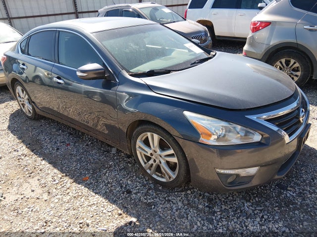 Salvage Nissan Altima Image