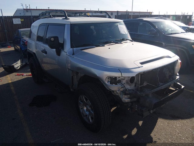 Salvage Toyota FJ Cruiser Image