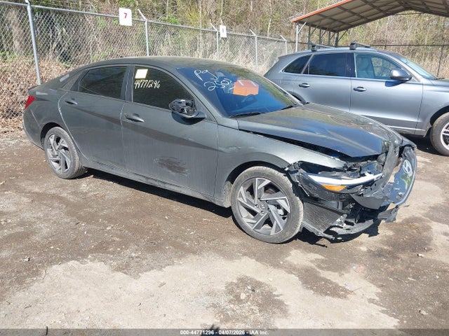 Salvage Hyundai ELANTRA Image