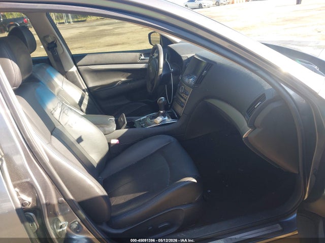 INFINITI Q40