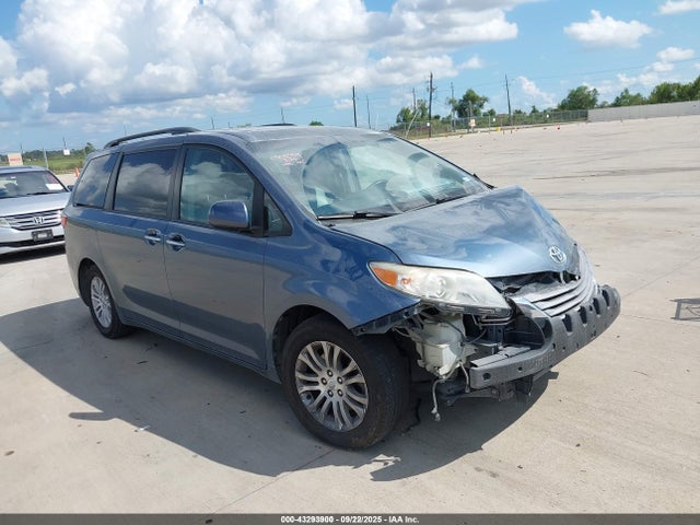 Salvage Toyota Sienna Image