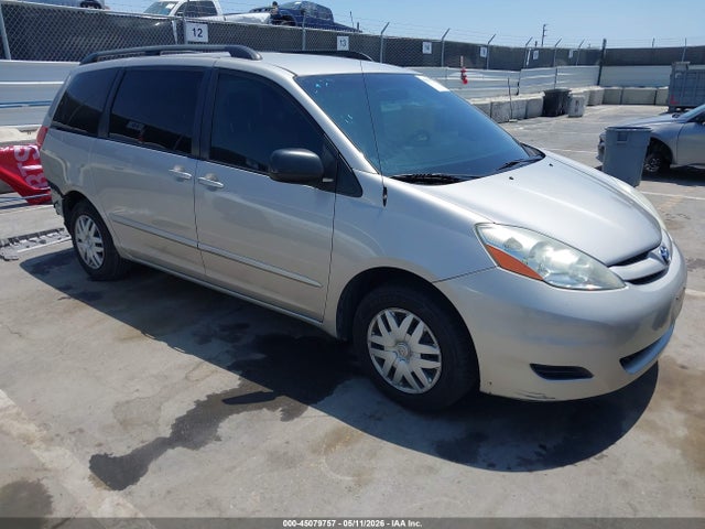 Salvage Toyota Sienna Image