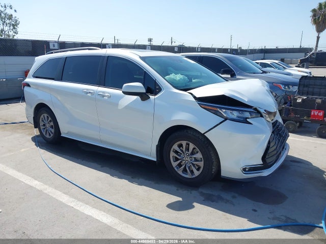 Salvage Toyota Sienna Image
