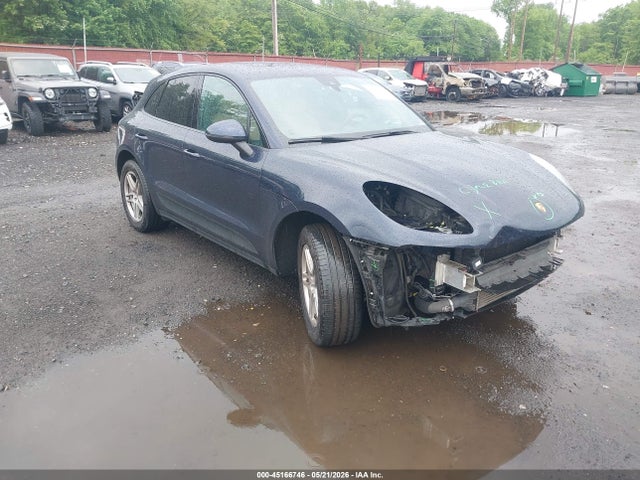 Salvage Porsche Macan Image