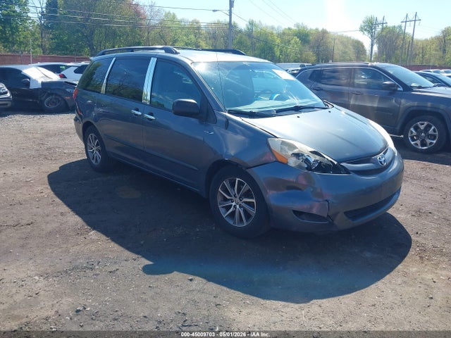 Salvage Toyota Sienna Image