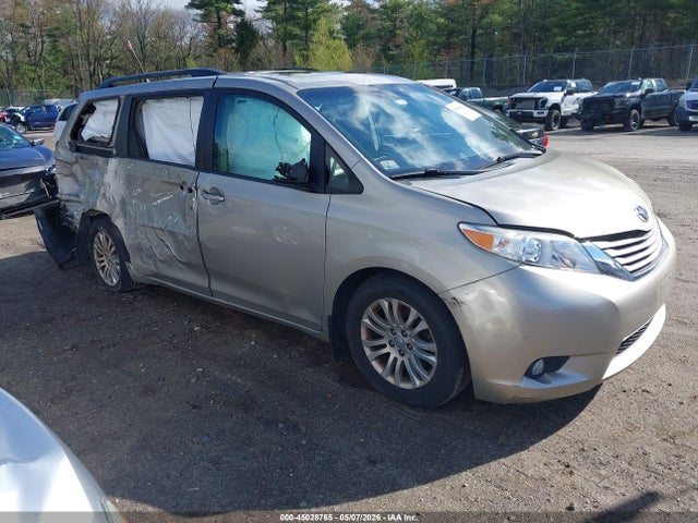 Salvage Toyota Sienna Image