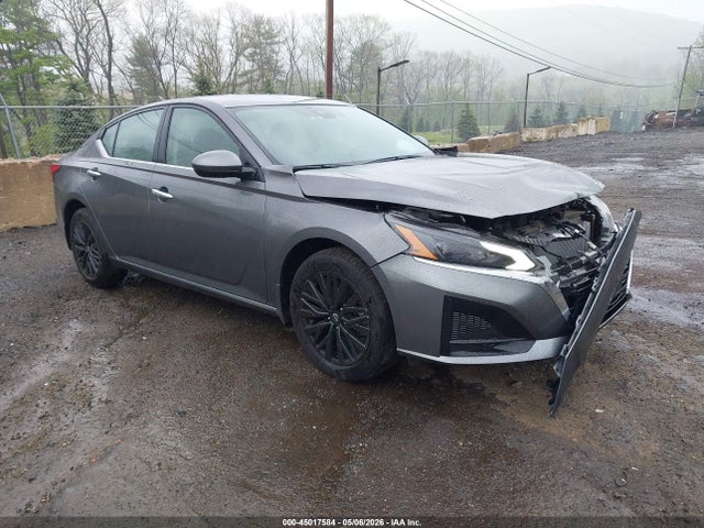Salvage Nissan Altima Image