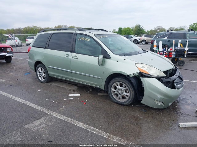 Salvage Toyota Sienna Image