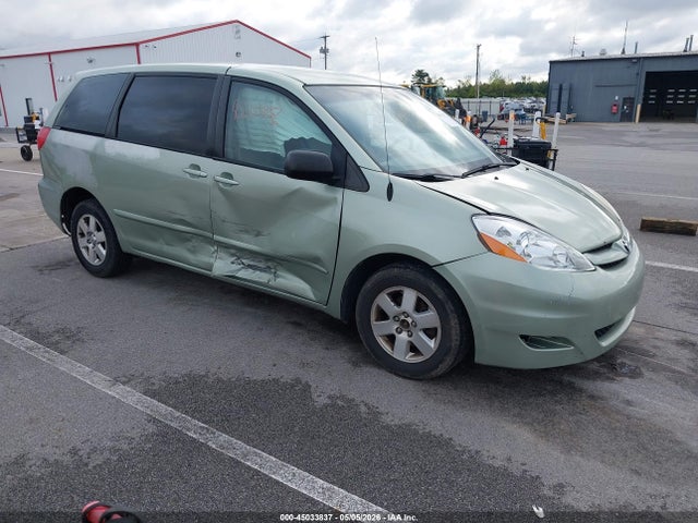 Salvage Toyota Sienna Image