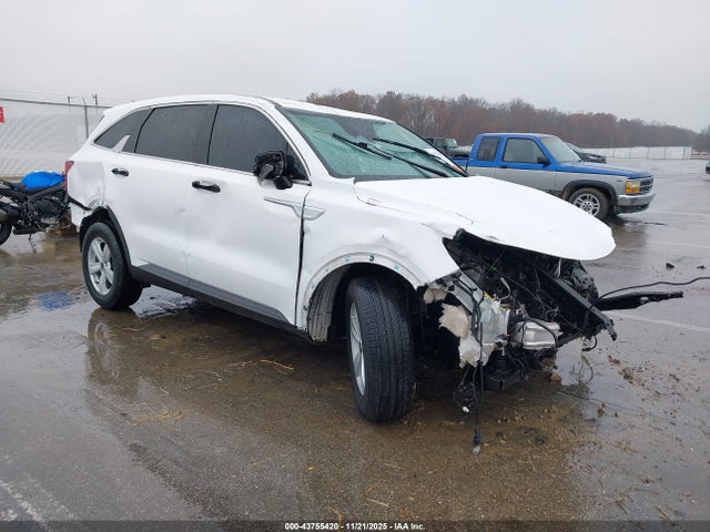 Salvage Kia Sorento Image