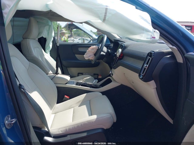 Volvo XC40 B5 Plus Bright Theme