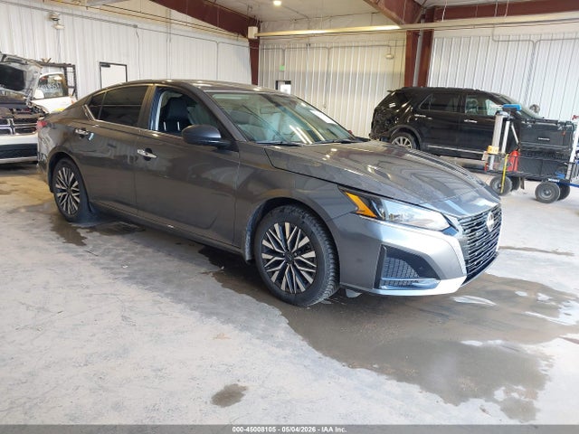 Salvage Nissan Altima Image