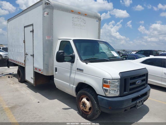 Salvage Ford E-350 Image