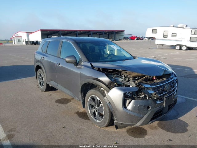 Salvage Nissan Rogue Image