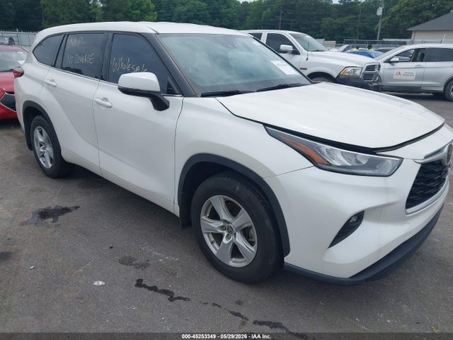 Salvage Toyota Highlander Image
