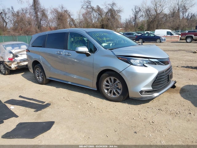 Salvage Toyota Sienna Image